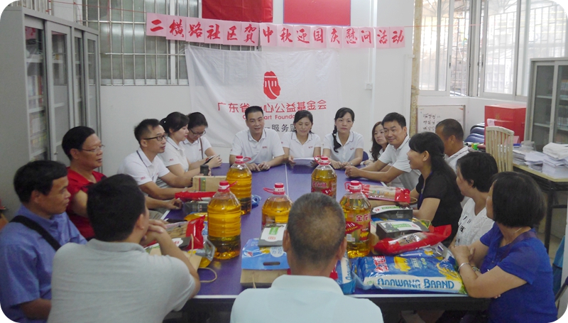 与受助群众进行座谈会_副本.jpg